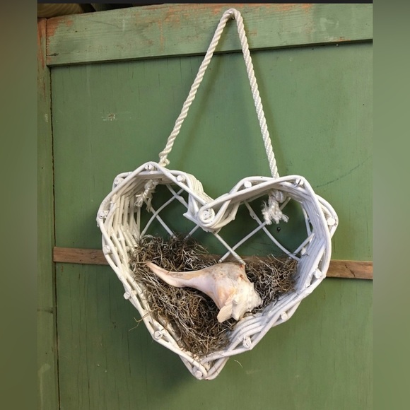 White Coastal Heart Wall Basket - Picture 1 of 5